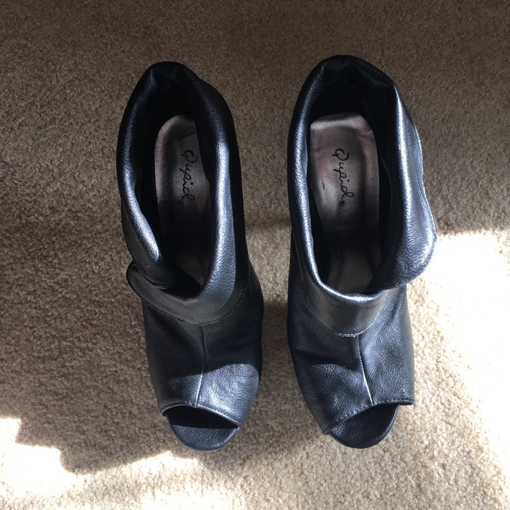 Black peep toe pump booties from Qupid